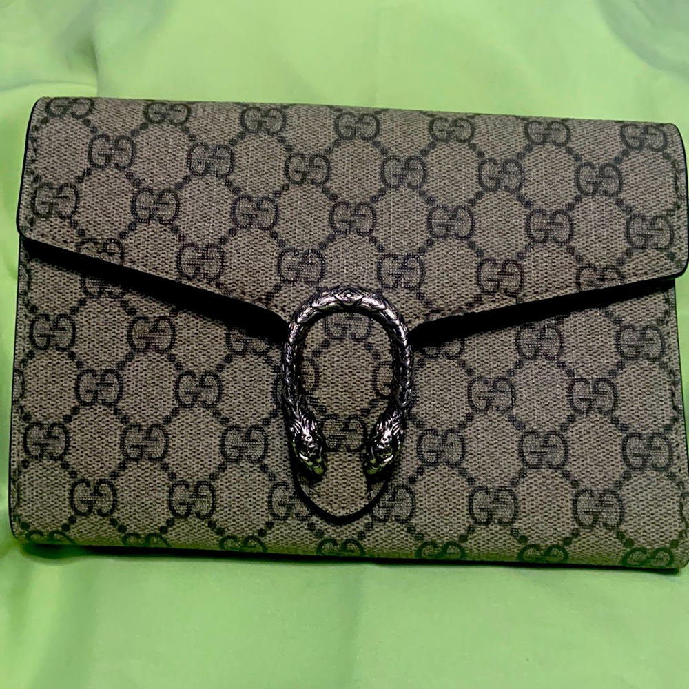 Gucci dragon accent handbag